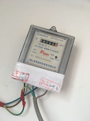 網(wǎng)上查了空調(diào)功率,但是自己是租房子的,房里有個(gè)電表,只接空調(diào),40分鐘空調(diào)用掉了7kw-h ,相對(duì)